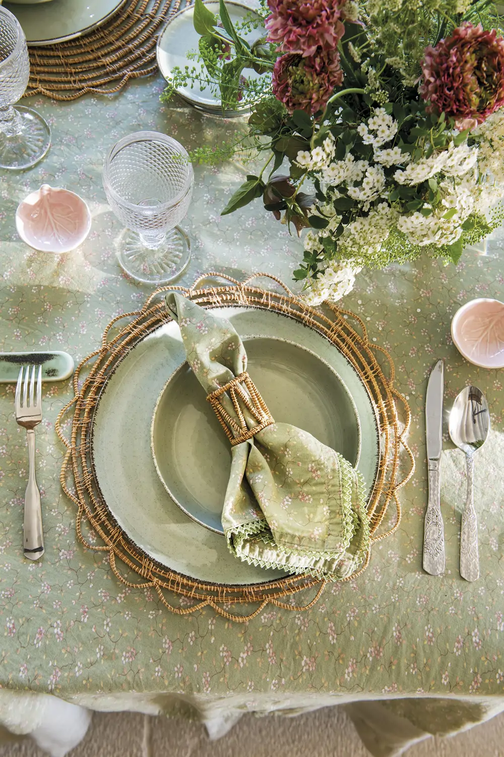Mesa de comedor romántica con vajilla verde